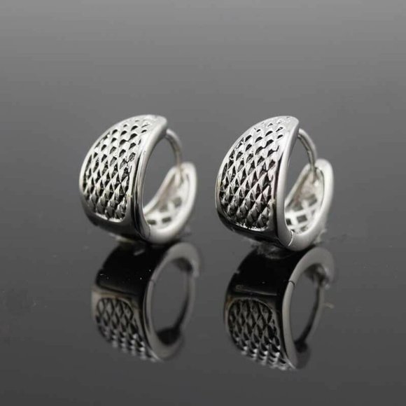18K White Gold Filled Diamond Shape Carved Huggie Hoop Earrings 14mm Party Gift - Picture 2 of 6